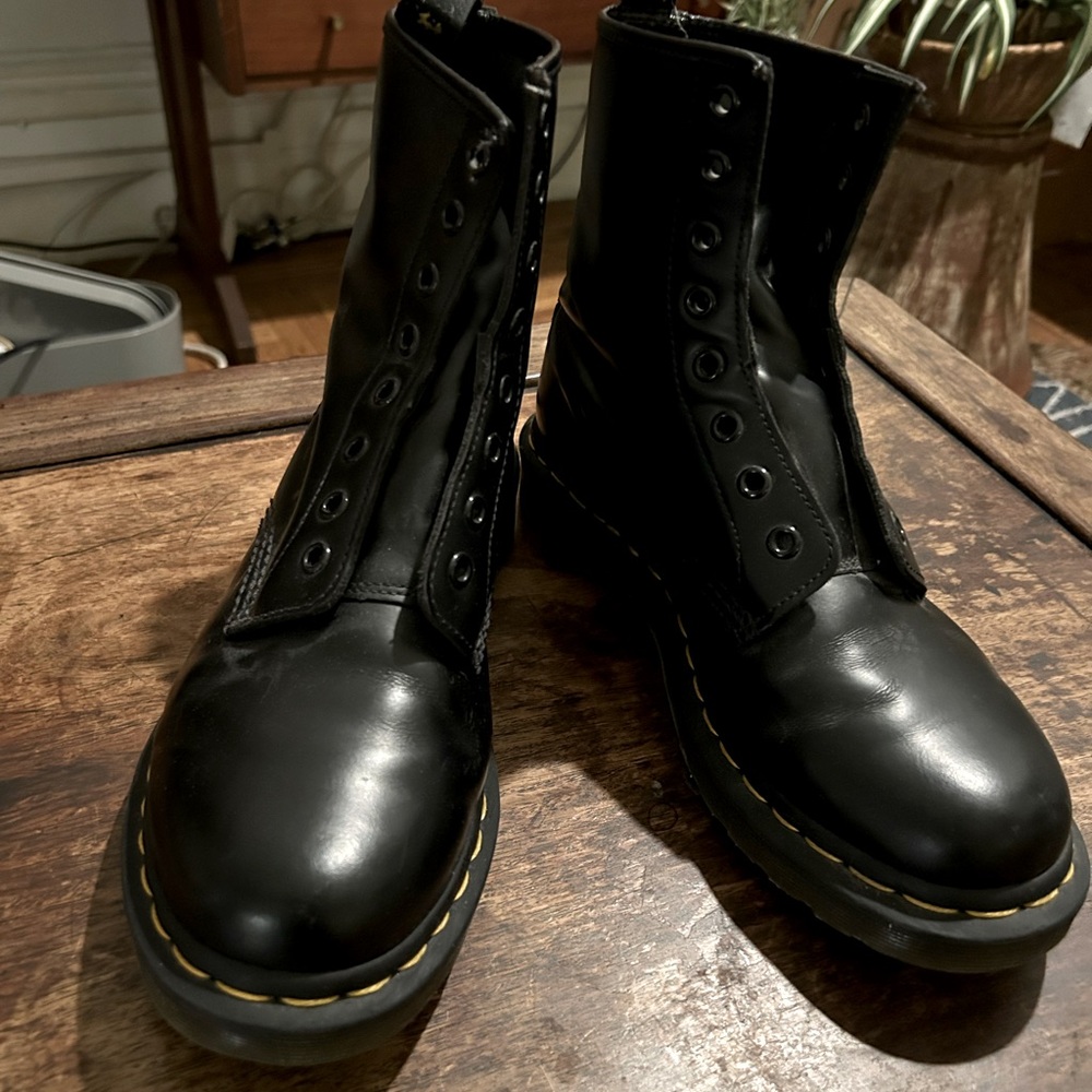 Dr. Martens 1460 women’s lace up boot perfect condition